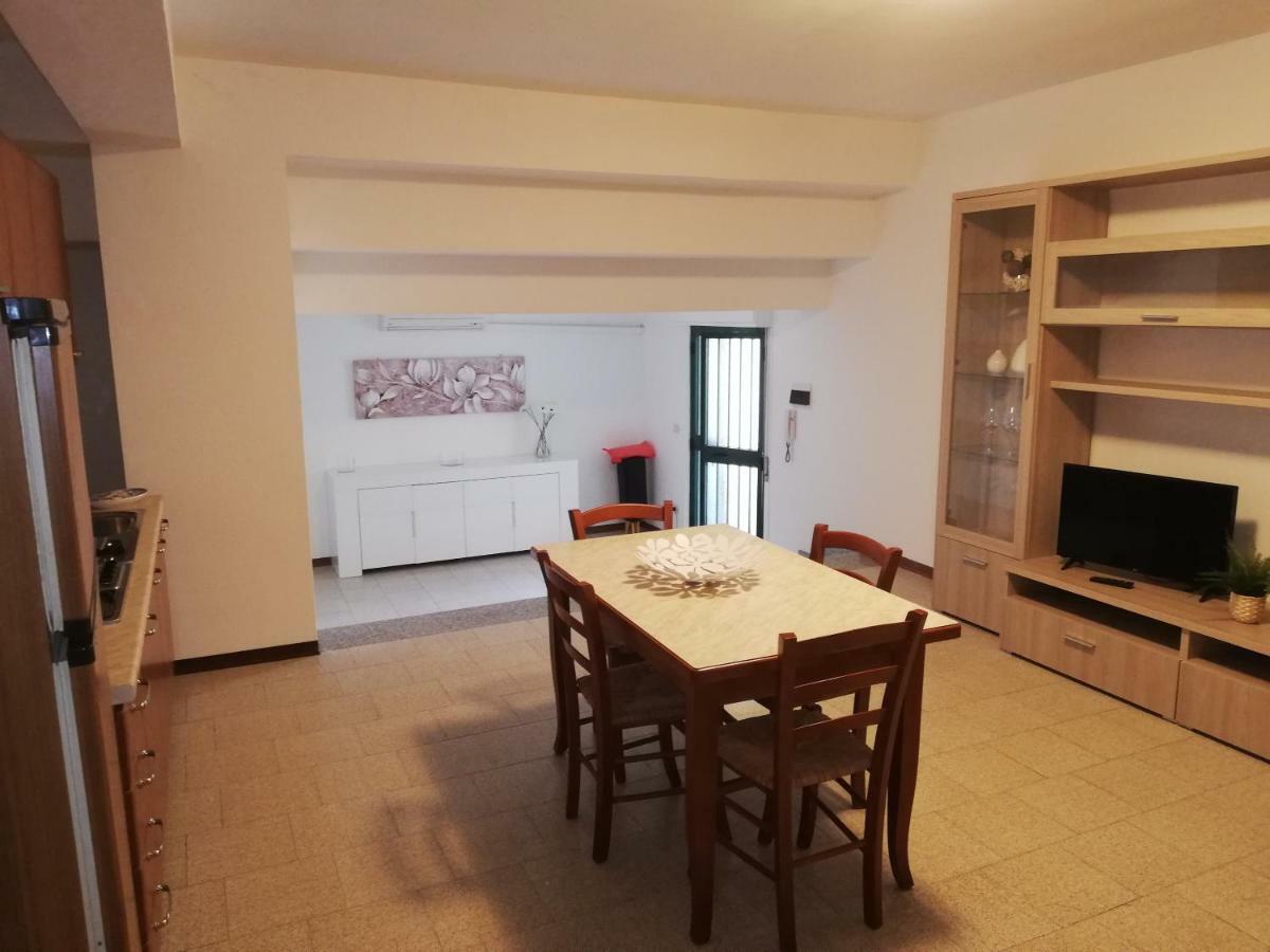 Nino'S Apartments Giardini Naxos Luaran gambar